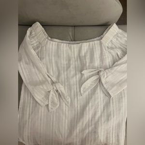 Cute off the shoulder cotton top. Fully lined. Bows on 3/4 sleeves.